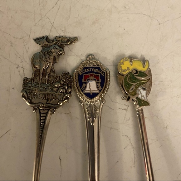 Vintage collection of silver coloured decorative spoons from  B.C. - lot of 14 - Picture 3 of 8